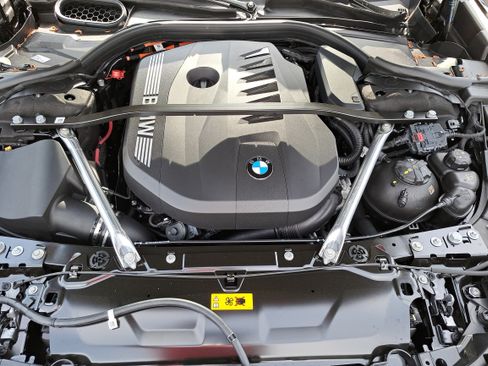 Certified 2025 BMW 750e xDrive image 32