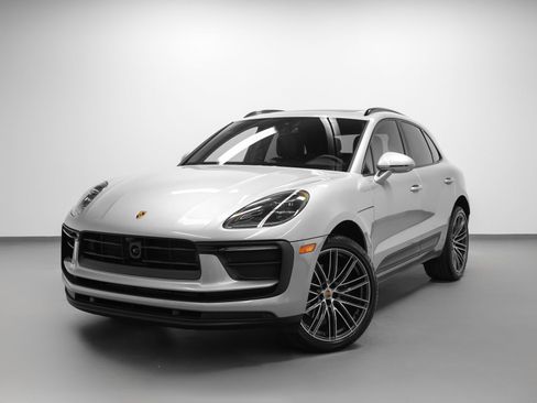 Certified 2026 Porsche Macan image 6