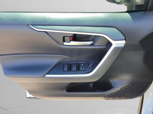 Used 2022 Toyota RAV4 XLE image 18