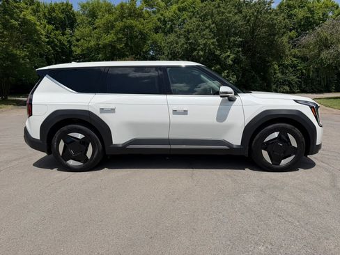 Used 2024 Kia EV9 Light Long Range RWD image 5