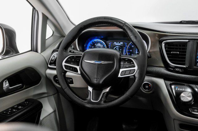 Used 2019 Chrysler Pacifica Touring-L FWD image 11