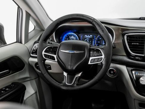 Used 2019 Chrysler Pacifica Touring-L FWD image 11