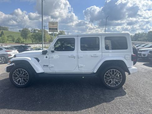 Used 2023 Jeep Wrangler Unlimited Sahara AWD/4WD image 9