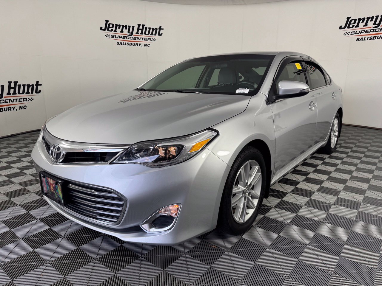Used 2013 Toyota Avalon XLE FWD image 1