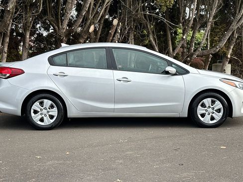 Used 2018 Kia Forte LX image 3