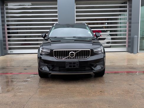 Used 2025 Volvo XC40 B5 Core image 3