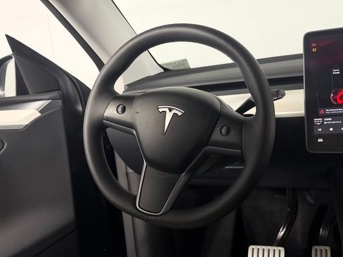 Used 2024 Tesla Model Y Performance image 12