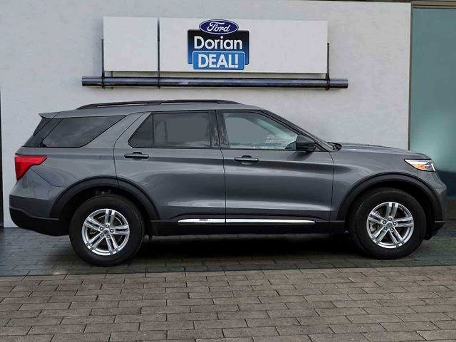 Certified 2023 Ford Explorer XLT w/ Equipment Group 202A AWD/4WD image 2