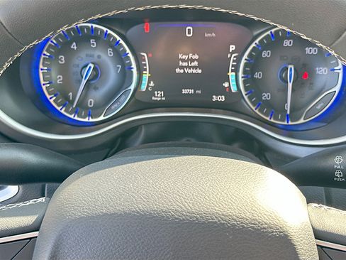 Used 2024 Chrysler Pacifica Touring-L image 12