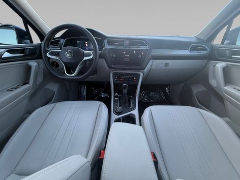 Used 2022 Volkswagen Tiguan SE w/ Panoramic Sunroof Package image 10