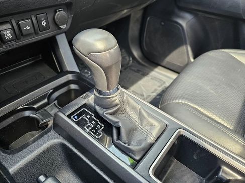 Used 2020 Toyota Tacoma TRD Off-Road w/ TRD Premium Off Road Package AWD/4WD image 35