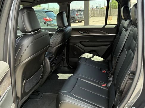 Used 2025 Jeep Grand Cherokee Limited w/ Black Appearance Package AWD/4WD image 4