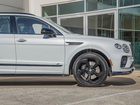 Used 2023 Bentley Bentayga AWD/4WD image 9