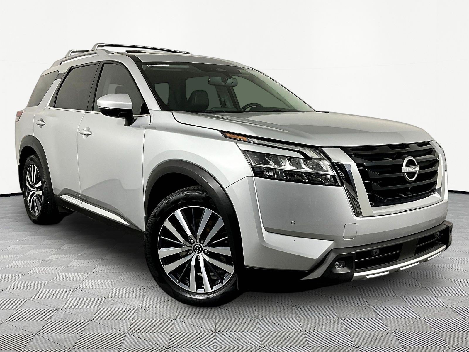 Certified 2022 Nissan Pathfinder Platinum w/ Cargo Package AWD/4WD image 3