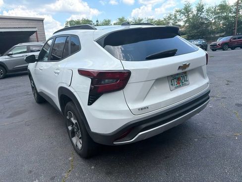 Used 2025 Chevrolet Trax LT w/ LT Convenience Package FWD image 8
