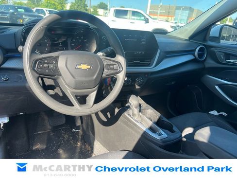 Used 2024 Chevrolet Trax LS w/ LS Convenience Package FWD image 3