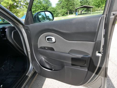 Used 2019 Kia Soul + FWD image 29