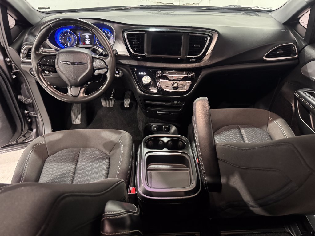 Used 2020 Chrysler Pacifica Touring w/ S Appearance Package FWD image 30