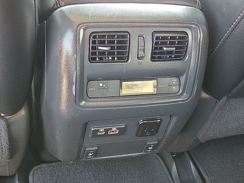 Used 2019 Nissan Pathfinder SL AWD/4WD image 12