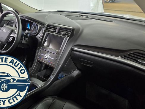 Used 2020 Ford Fusion Titanium image 33