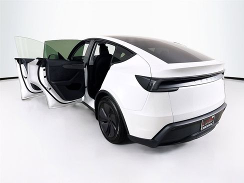 Used 2026 Tesla Model Y 2WD image 16