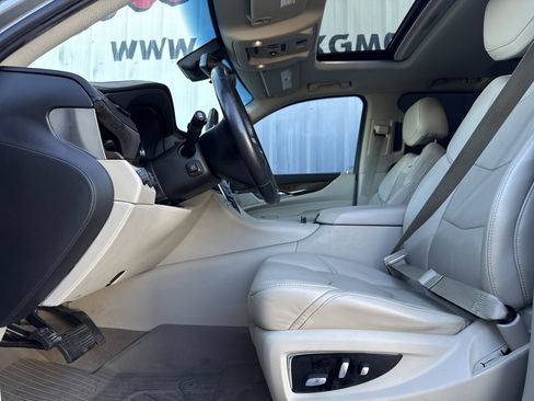 Used 2018 Cadillac Escalade Luxury w/ LPO, Radiant Package image 17