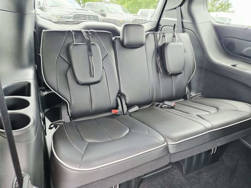 Used 2025 Chrysler Pacifica Limited FWD image 17