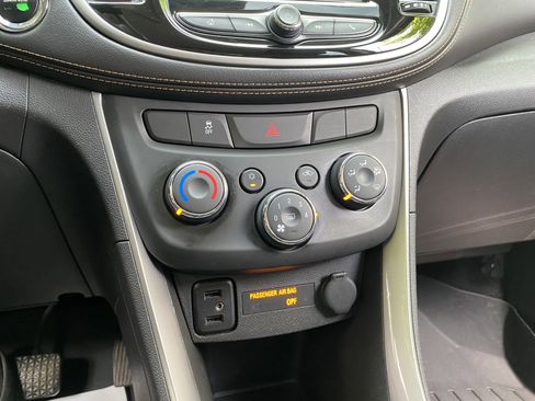 Used 2018 Chevrolet Trax LT w/ LT Convenience Package AWD/4WD image 29