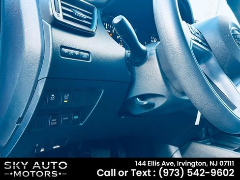 Used 2017 Nissan Rogue S image 18