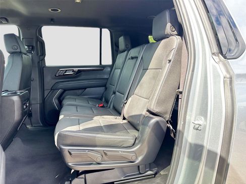 Used 2025 Chevrolet Suburban Z71 AWD/4WD image 24