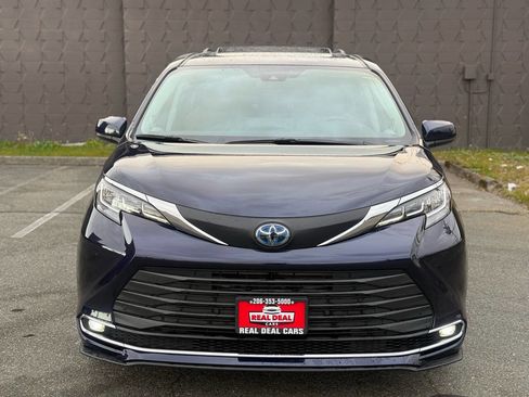 Used 2021 Toyota Sienna XLE w/ XLE Plus Package image 3