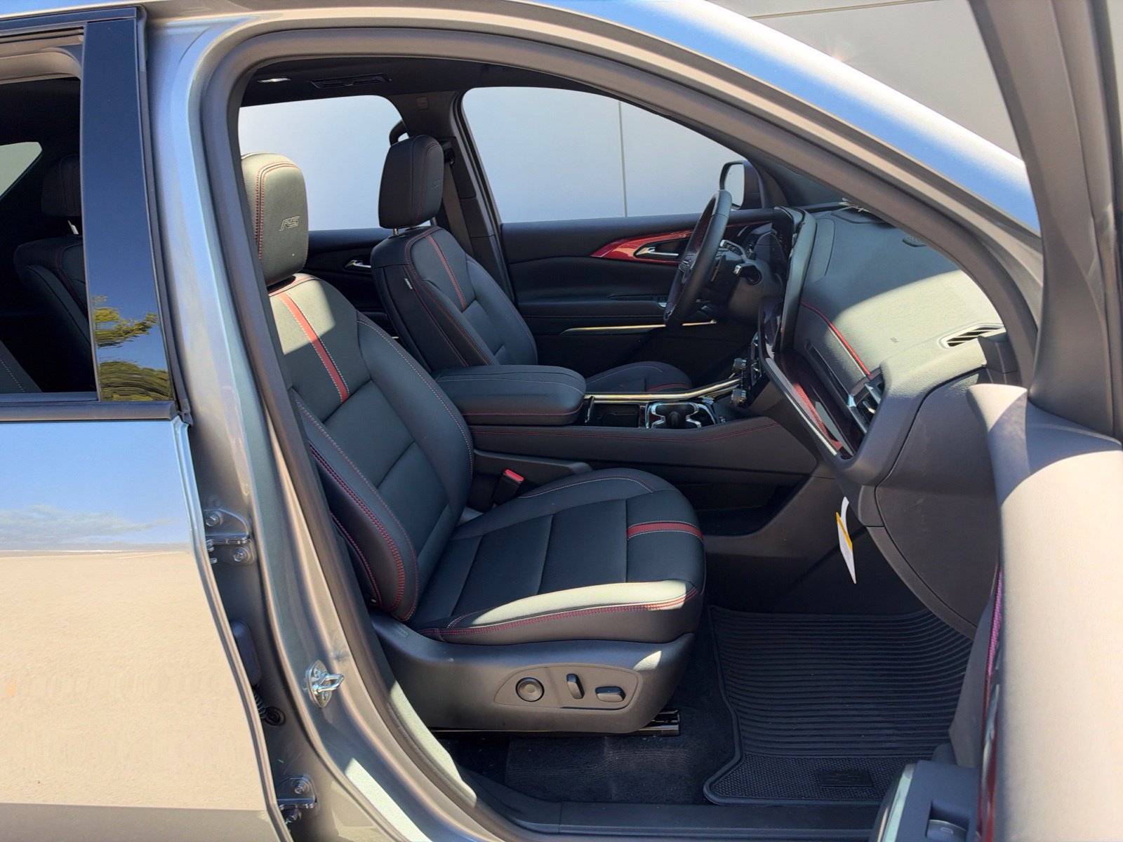 Used 2026 Chevrolet Traverse RS FWD image 40