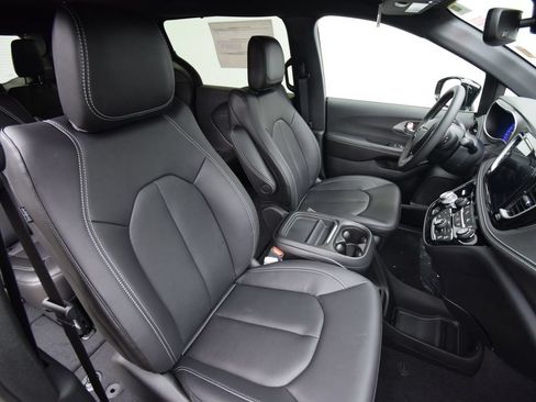 New 2027 Chrysler Pacifica Select FWD image 17