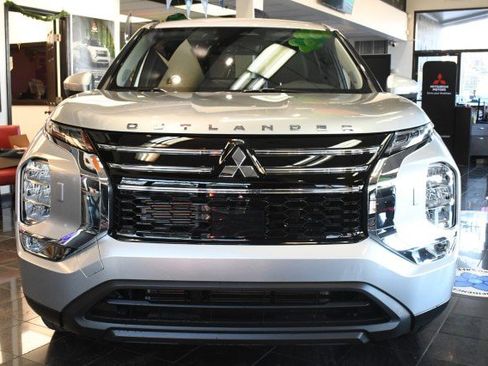 New 2026 Mitsubishi Outlander ES AWD/4WD image 2