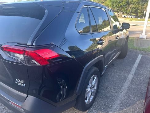 Used 2021 Toyota RAV4 XLE w/ Convenience Package AWD/4WD image 7