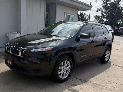 Used 2016 Jeep Cherokee Sport image 3