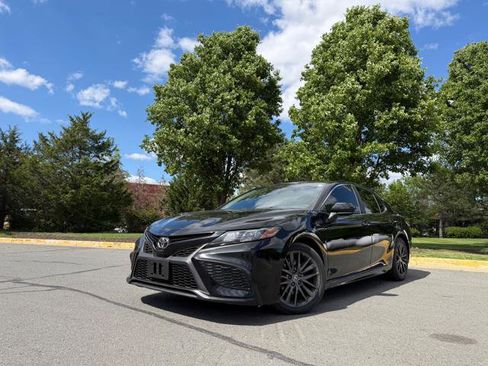 Used 2021 Toyota Camry SE FWD image 1