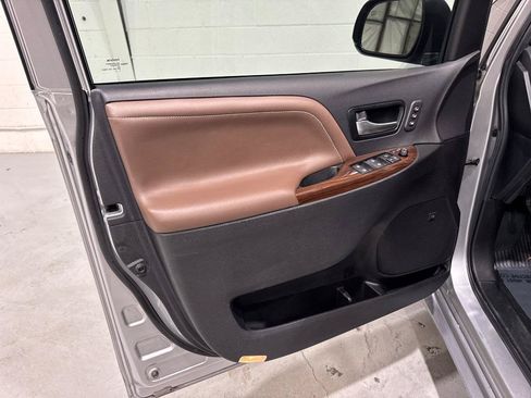 Used 2017 Toyota Sienna Limited FWD image 26