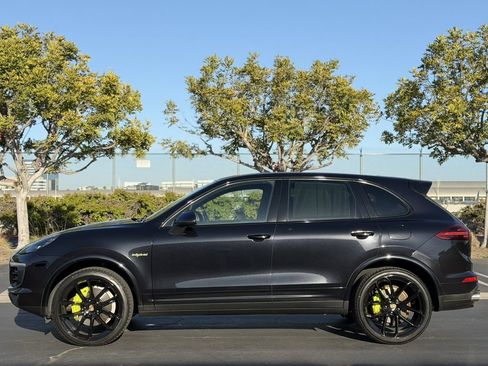 Used 2017 Porsche Cayenne S Platinum AWD/4WD image 3