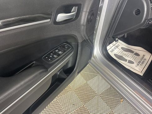 Used 2016 Chrysler 300 Limited image 11