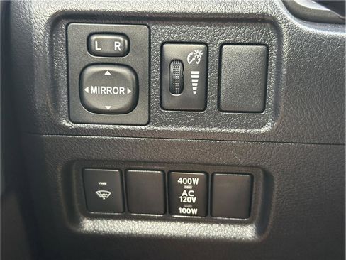 Used 2018 Toyota 4Runner SR5 AWD/4WD image 28
