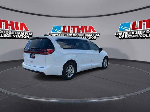 New 2027 Chrysler Pacifica Select FWD image 8