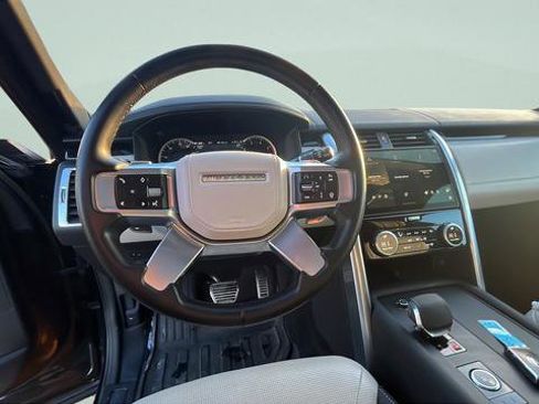 Used 2023 Land Rover Discovery Metropolitan Edition image 13