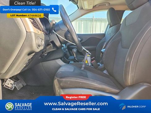 Used 2015 Jeep Cherokee Latitude FWD image 9