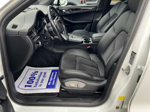 Used 2021 Porsche Macan w/ Premium Package image 9