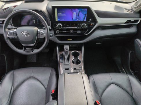 Used 2023 Toyota Highlander Platinum image 28