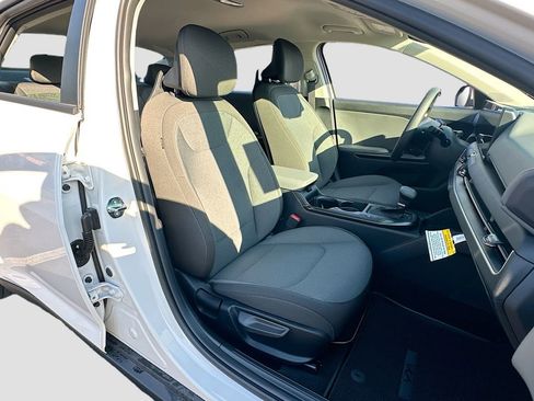 New 2025 Kia K4 LXS image 25