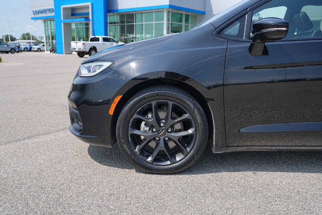 Used 2025 Chrysler Pacifica Limited FWD image 12