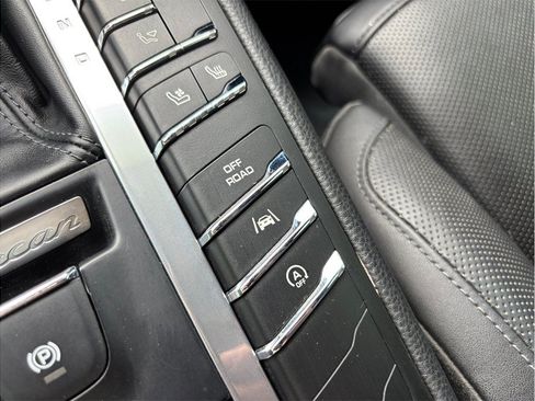 Used 2018 Porsche Macan Sport Edition AWD/4WD image 34