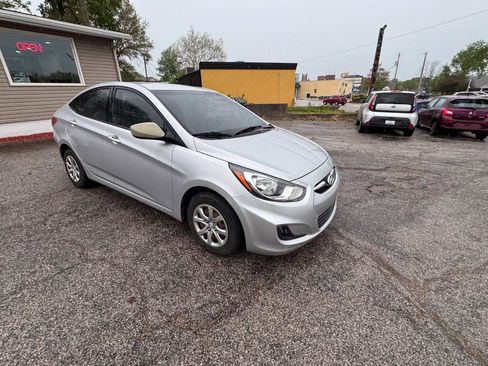 Used 2012 Hyundai Accent GLS FWD image 3